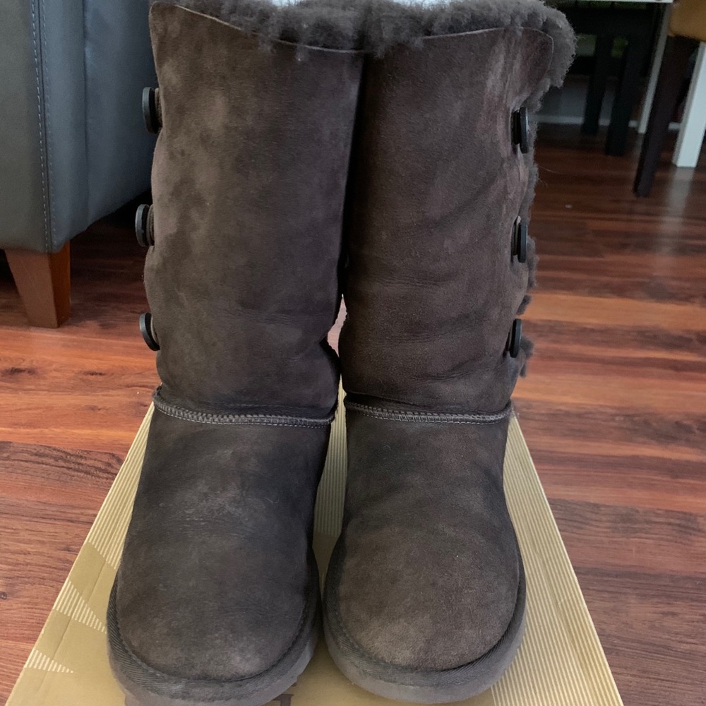 Ugg Big Kid Triple Bailey Button Size 6 - image 1